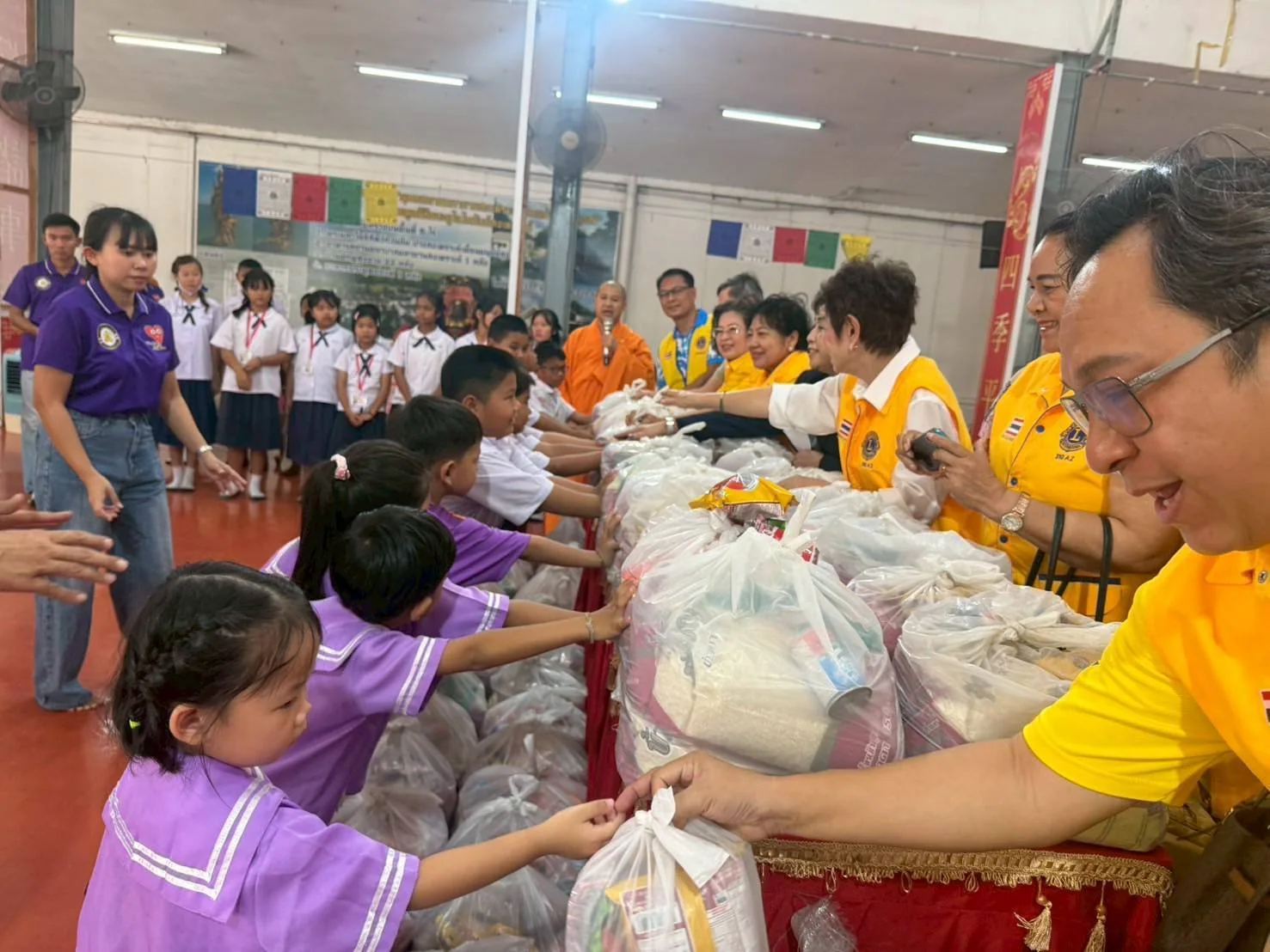 องสรพจนสุนทร, ดร. นำคณะศิษย์ ร่วมกันจัดงานบุญประจำปี พิธีกงเต็กรวมญาติ และไทยทานทิ้งกระจาดแจกทาน