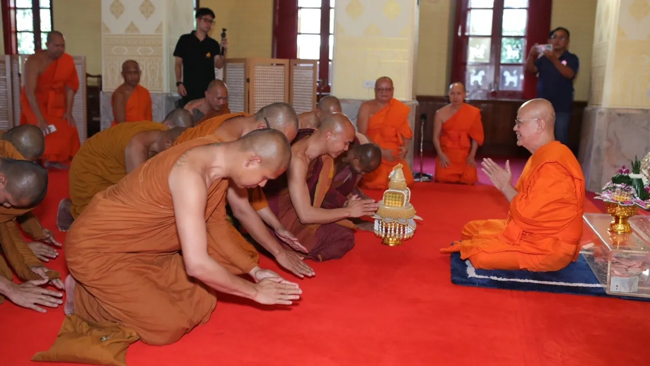 พระปัญญาการะและคณะสงฆ์นานาชาติเข้าสักการะพระพรหมสิทธิที่วัดสระเกศ