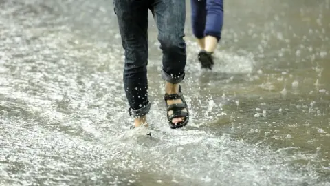 น้ำท่วมขังกับความเสี่ยงสุขภาพ ประเด็นที่คนเดินทางช่วงฝนตกควรรู้